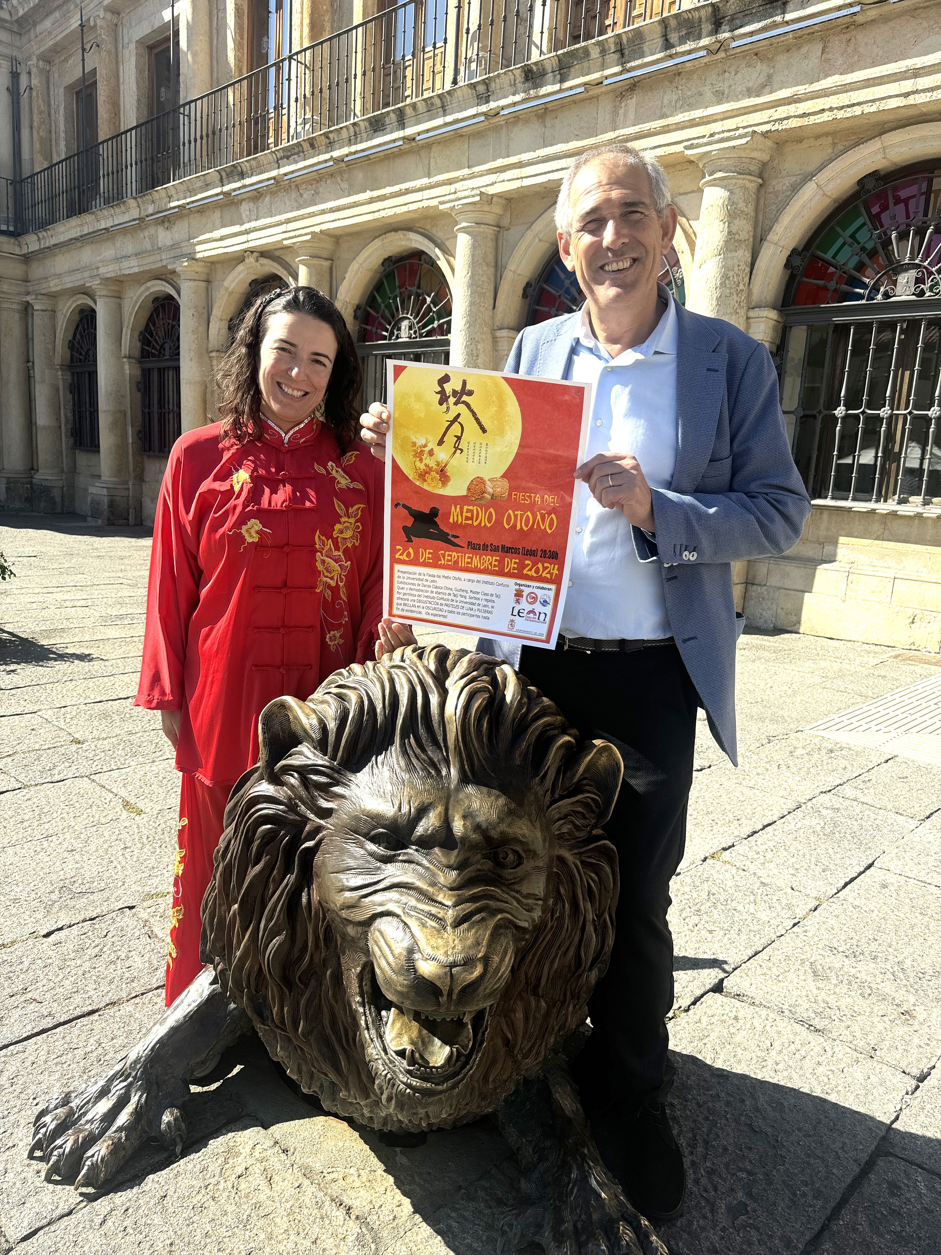 Eva de Paz y Vicente Canuria presentaron la Fiesta del Medio Otoño.