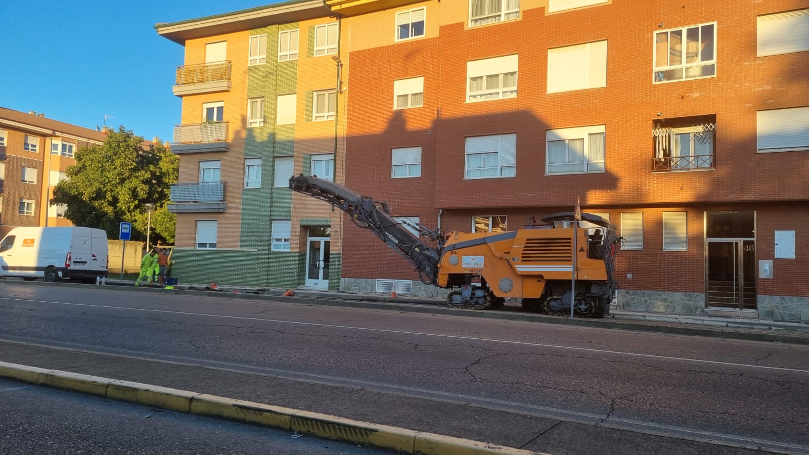 Las máquinas de asfaltado ya se encuentran en el municipio.