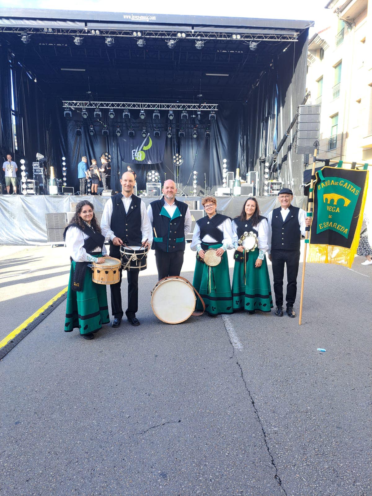 Foto de archivo de la banda anfitriona.