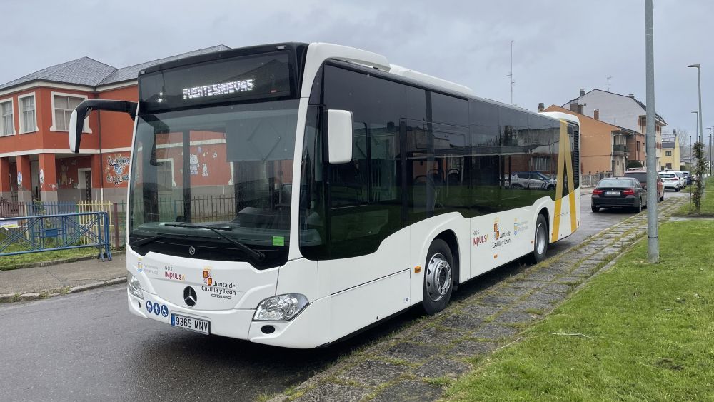 Uno de los autobuses municipales en el barrio de Fuentesnuevas. | JAVIER FERNÁNDEZ