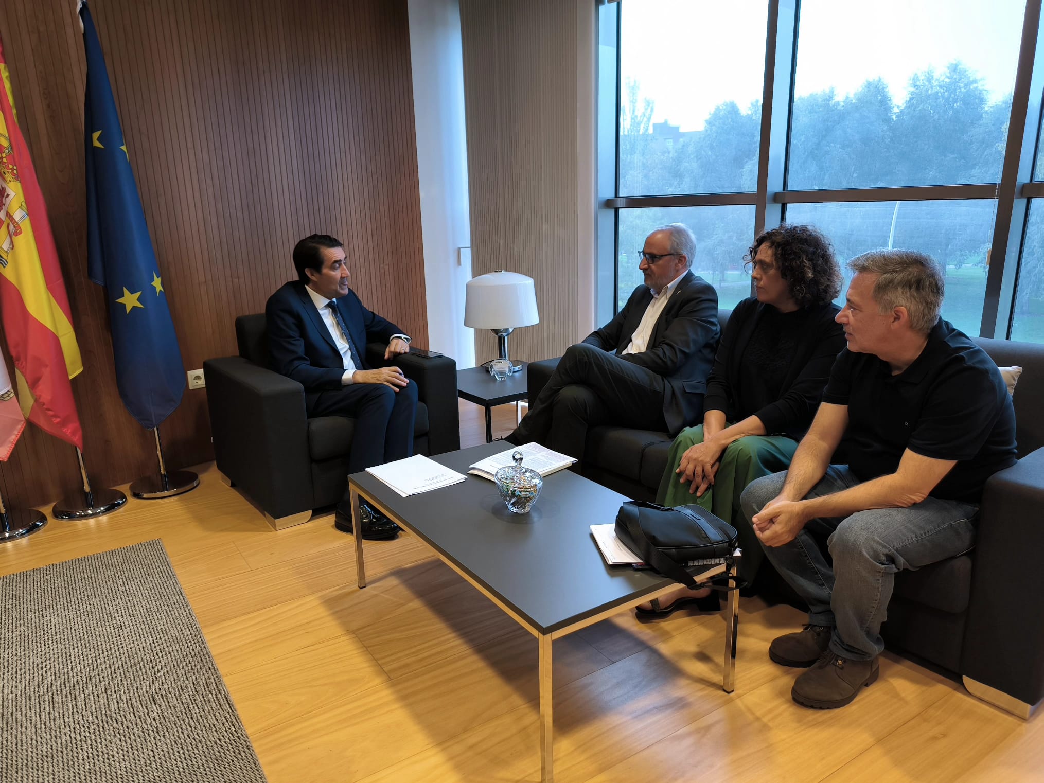 Reunión con Quiñones y la delegación berciana en el Centro para la Defensa contra el Fuego en León.