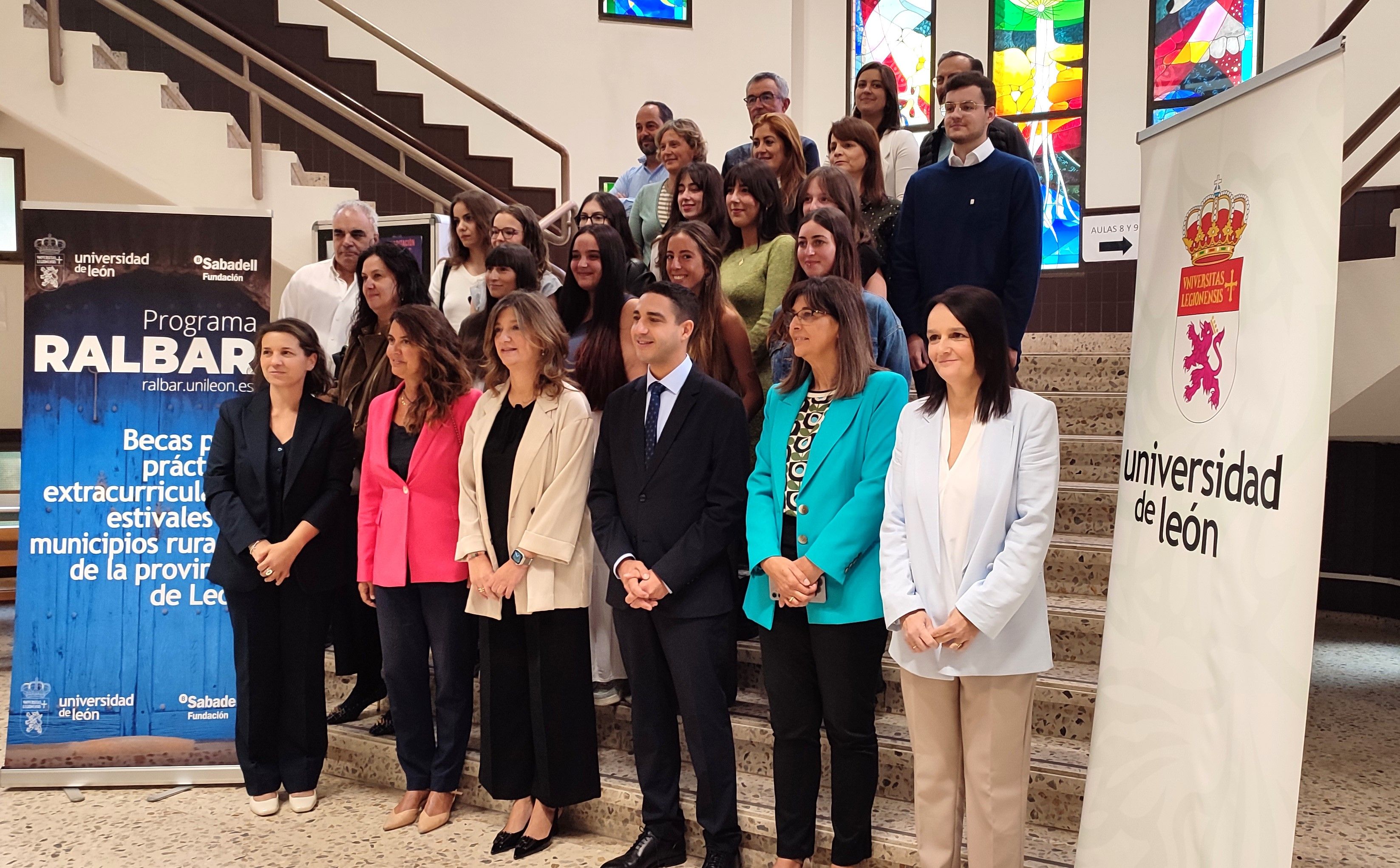 Miembros de la institución académica y participantes en esta cuarta edición del programa durante el acto de clausura. | L.N.C.