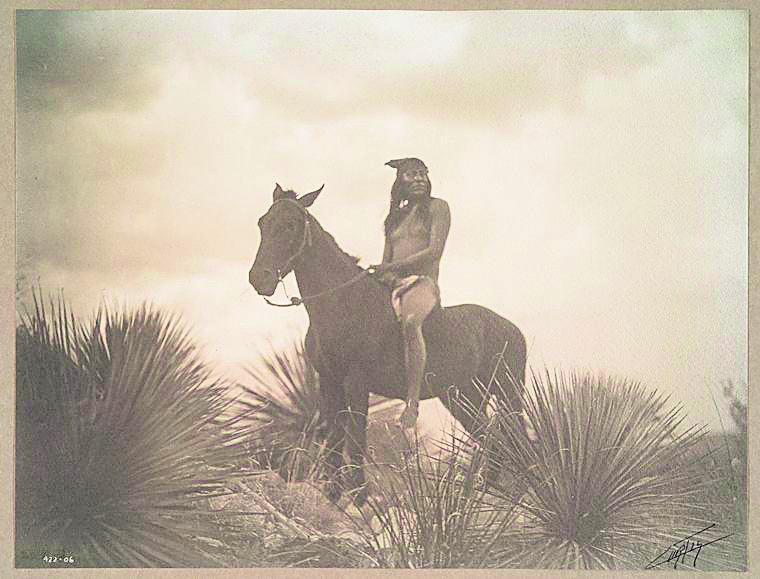 ‘El explorador, Apache’ (1906). | EDWARD S. CURTIS