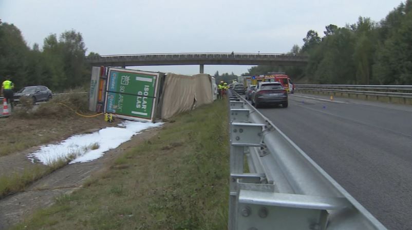 El camión se salió de la calzada y volcó. | @g24noticias