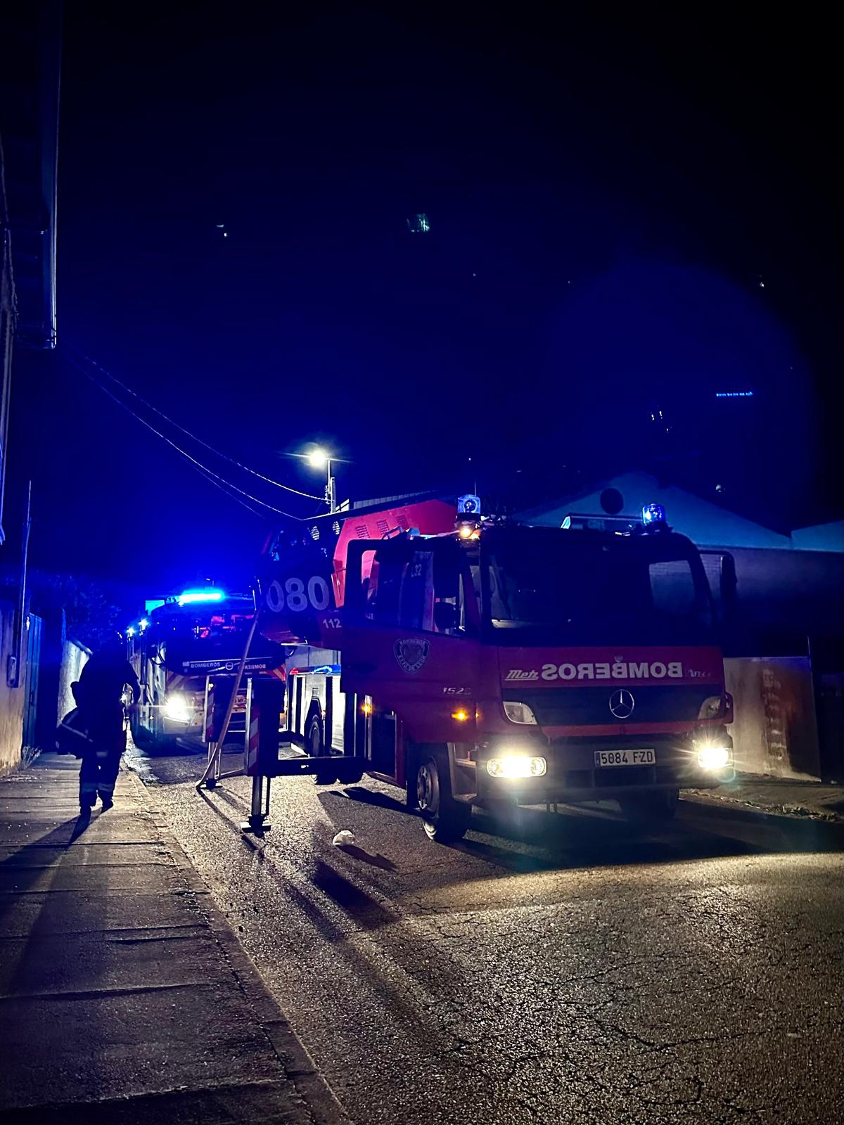 Los Bomberos de León actuaron en un incendio en Villarroañe. | BOMBEROS AYTO. LEÓN