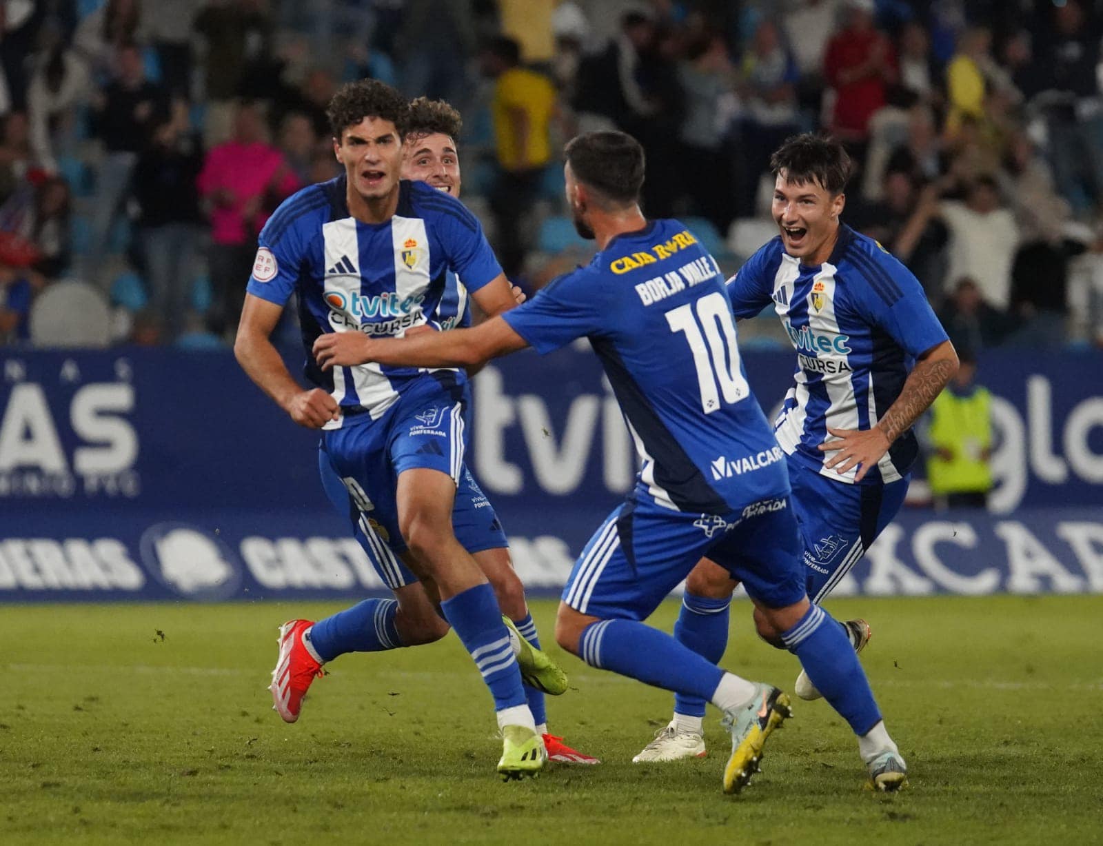 Álex Costa celebrando el gol ante Unionistas en El Toralín.  SDP