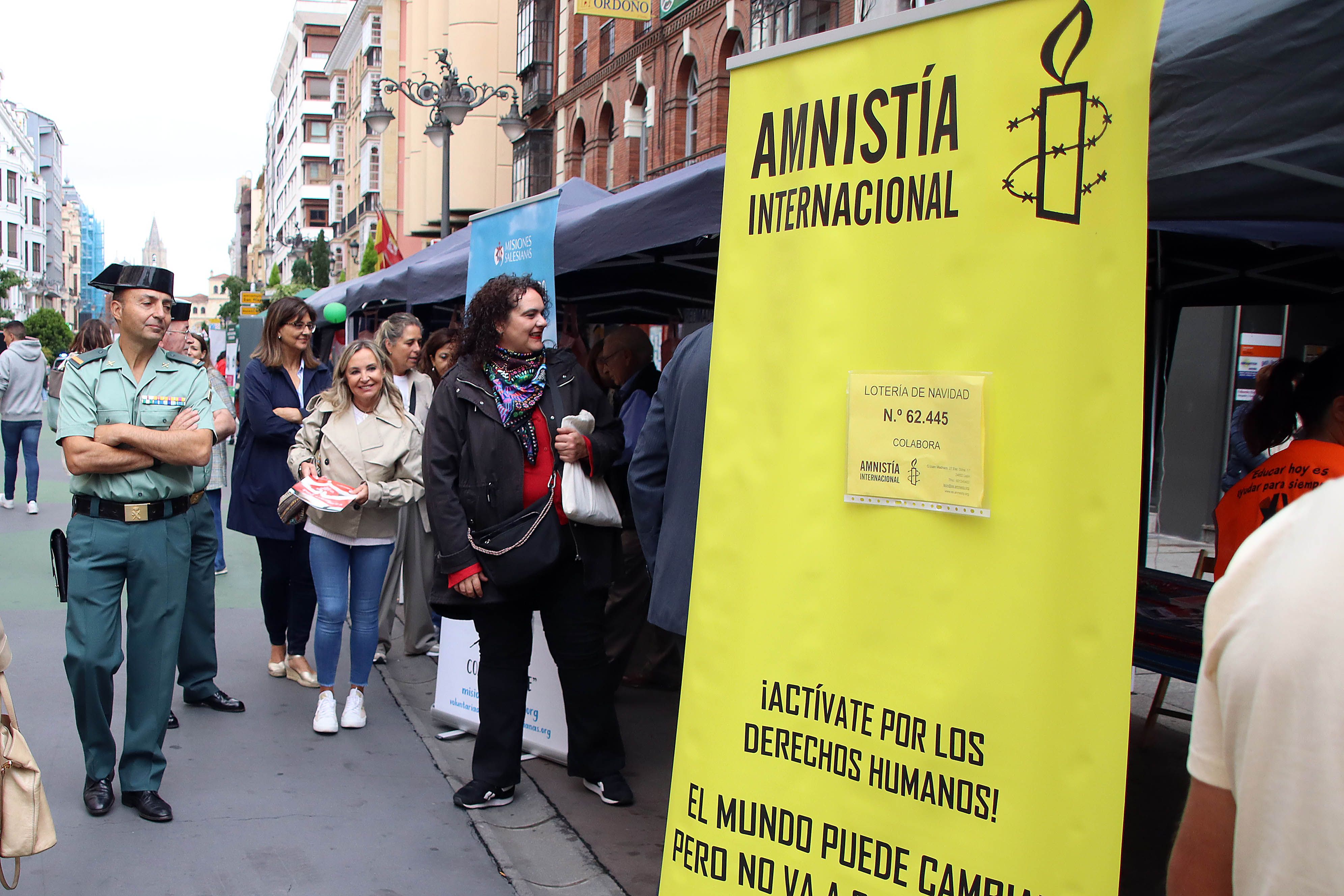 Representantes institucionales han pasado por la Feria del Voluntariado de León. | PEIO GARCÍA (ICAL)