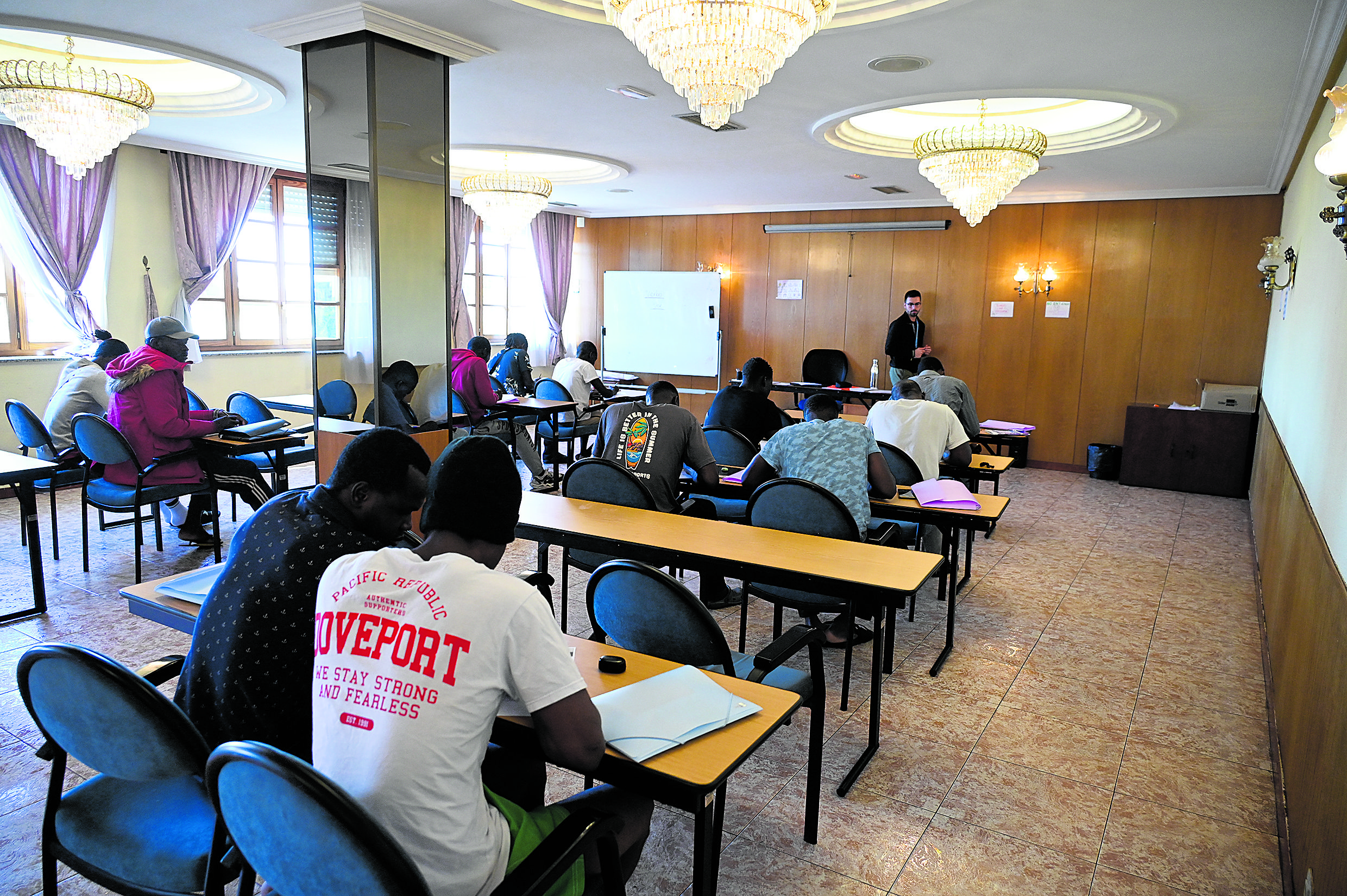 Asistentes a una de las clases de español en el Chalet del Pozo, que se ofrecen en tres niveles: básico, medio y avanzado. | SAÚL ARÉN