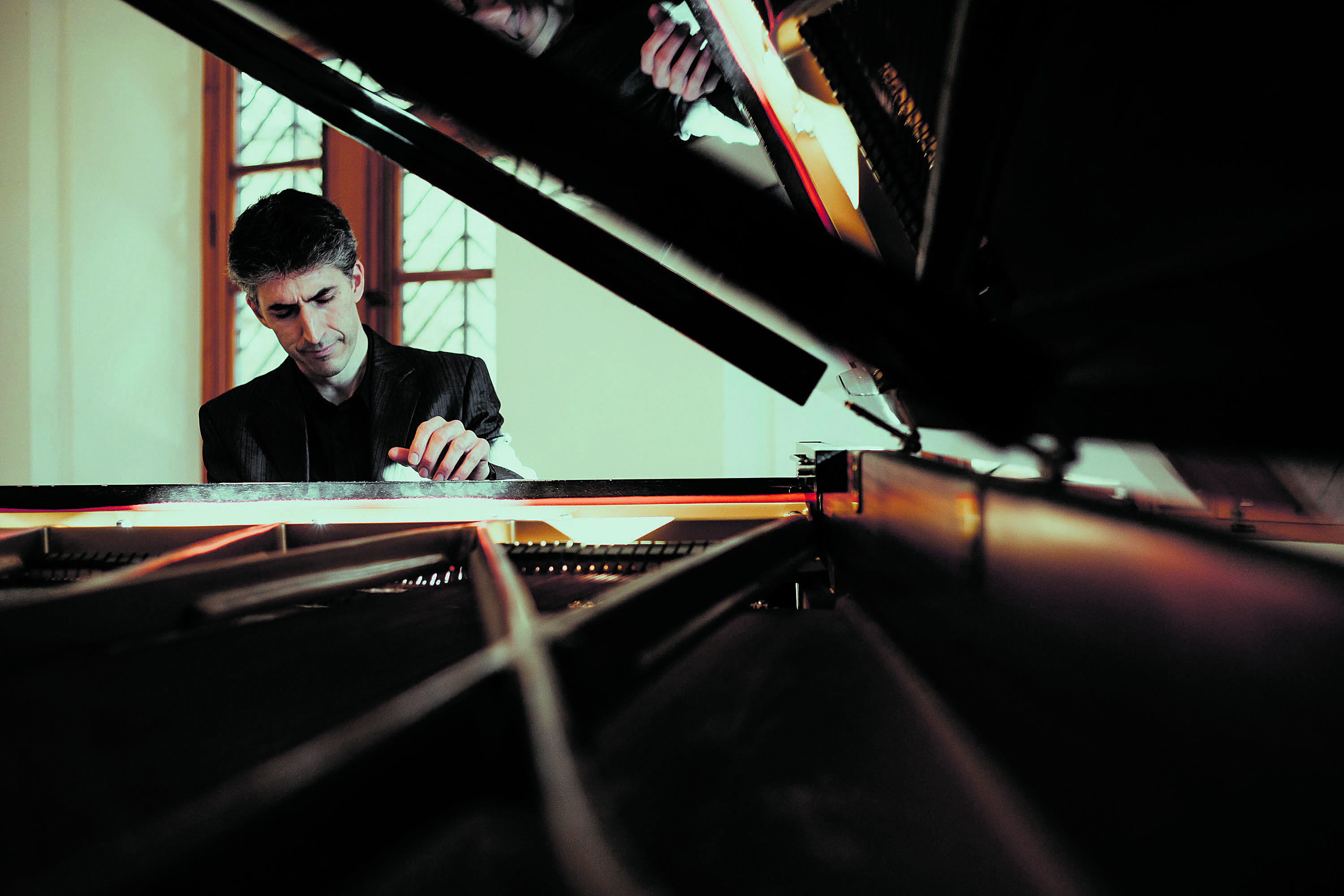 El leonés Héctor Sánchez, profesor del Conservatorio de la ciudad, protagoniza el concierto de hoy en el auditorio Ángel Barja. | FESTIVAL DE MÚSICA ESPAÑOLA