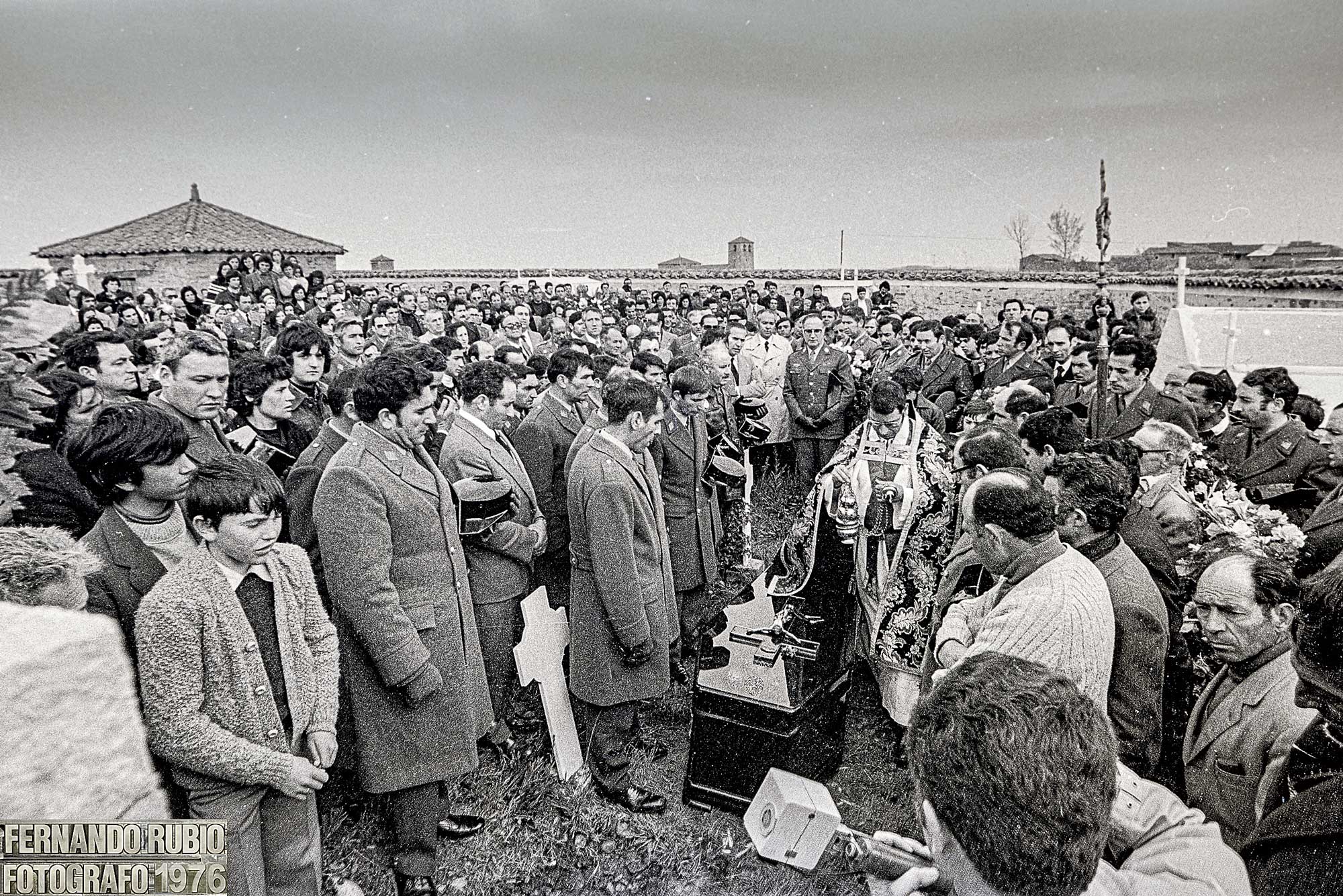 Impresionante manifestación de duelo en el entierro en Riego de la Vega del policía Miguel Gordo García, asesinado en 1976. | FERNANDO RUBIO