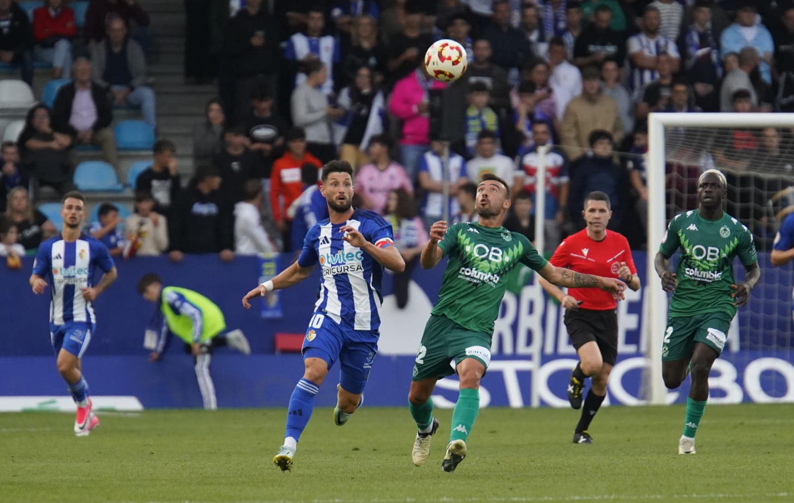 Borja Valle disputa un balón con un rival del Arenteiro durante el partido | SDP