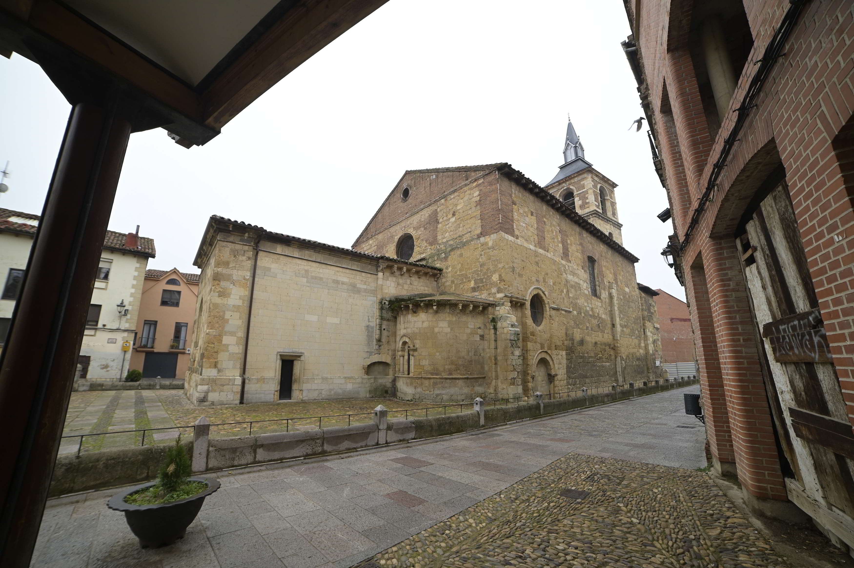 La iglesia del Mercado de León, vista desde la plaza del Grano. | MAURICIO PEÑA