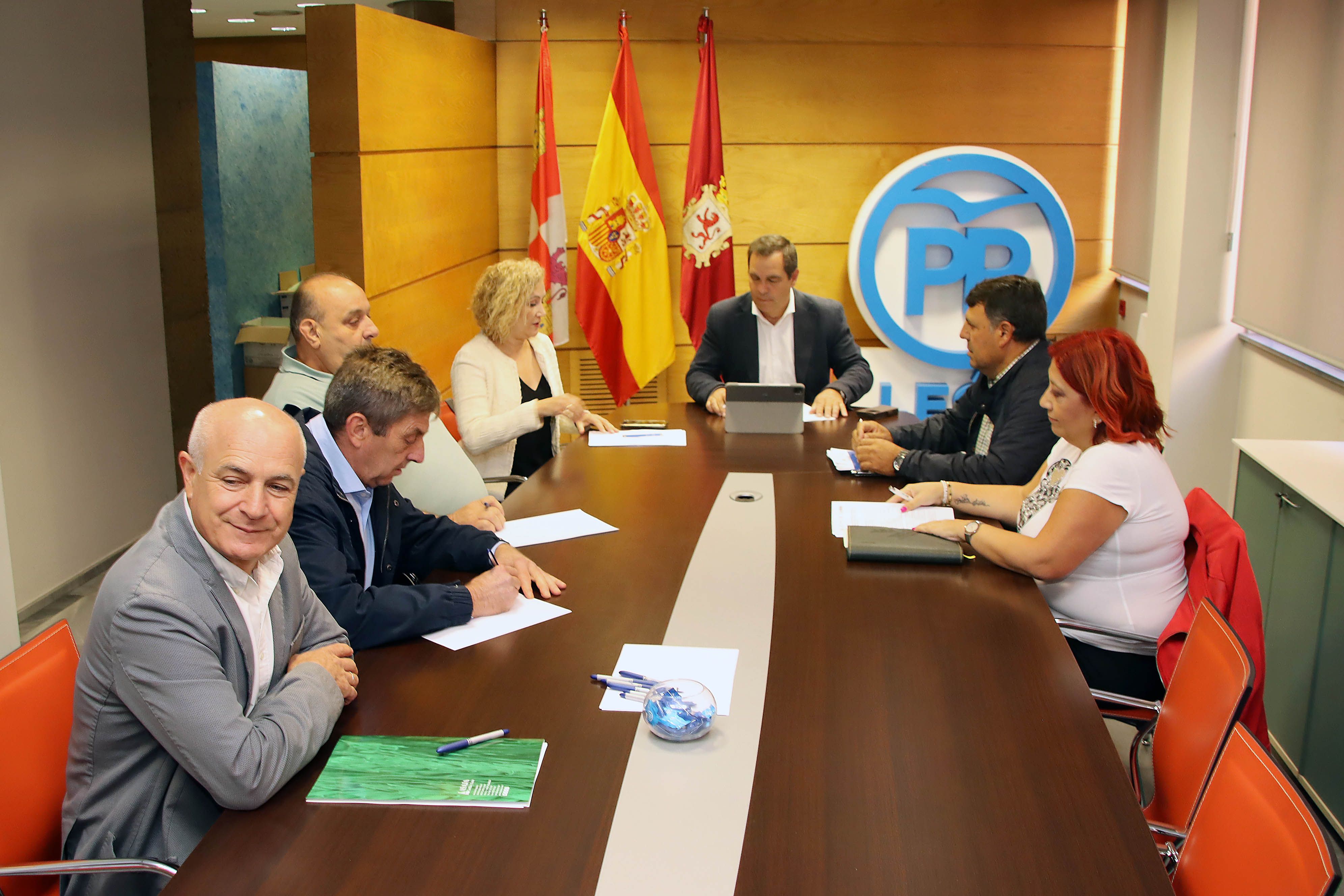 El portavoz del Partido Popular de Agricultura, Alimentación y Pesca en el Congreso de los Diputados, Pedro Gallardo, se reúne con los representantes de las organizaciones profesionales agrarias. | PEIO GARCÍA (ICAL)