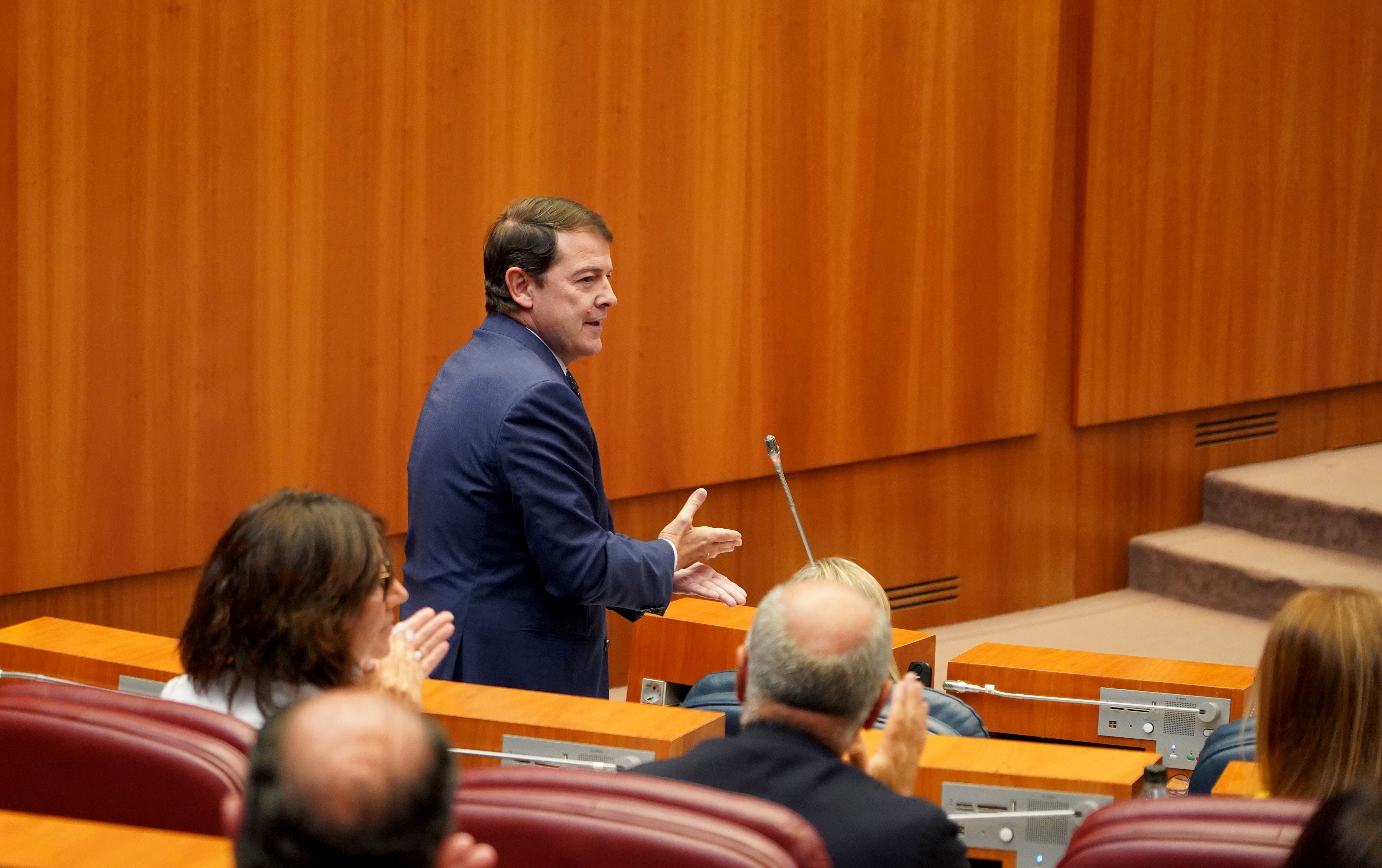 El presidente de la Junta de Castilla y León, Alfonso Fernández Mañueco, en el pleno de las Cortes de este martes. | LETICIA PÉREZ (ICAL)