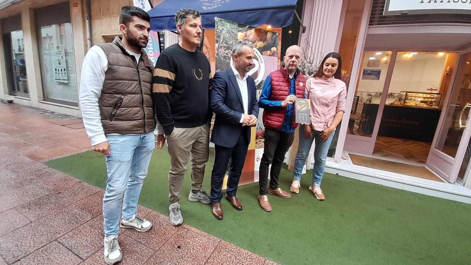 Entrega de la primera placa de Alimentos de Calidad a la pastelería Sandra Romero. | MAR IGLESIAS