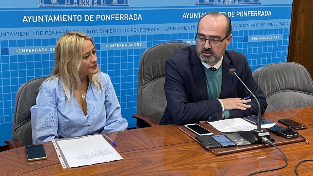 Rueda de prensa de Alexandra Rivas (i) y Marco Morala (d). | JAVIER FERNÁNDEZ