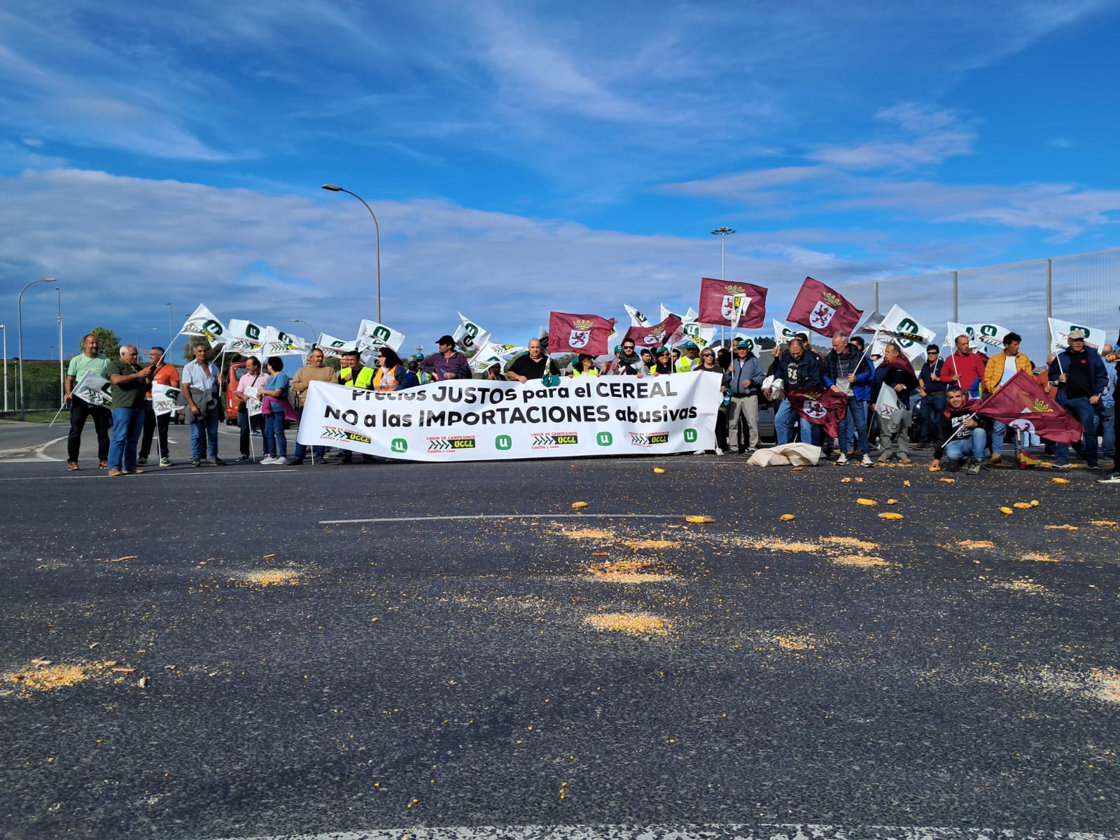 Cerca de una treintena de agricultores leoneses de UCCL estuvieron presentes en la protesta en el puerto de Santander. | L.N.C.