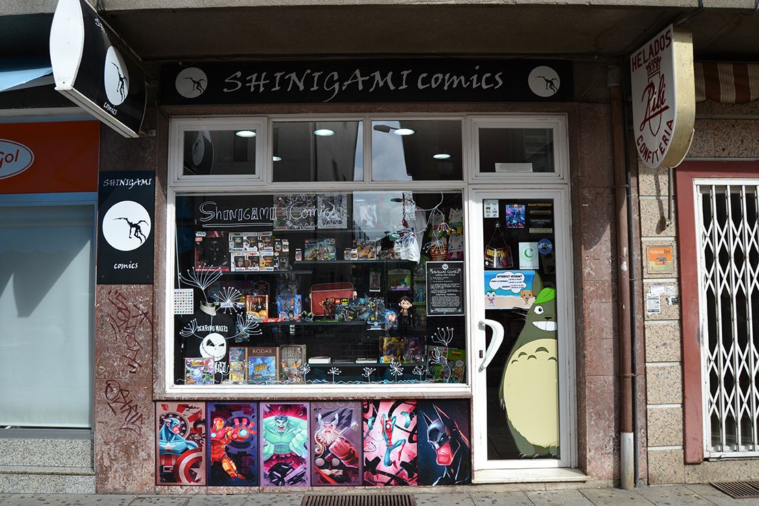 Tienda que regenta el autor de la obra en Ponferrada. 