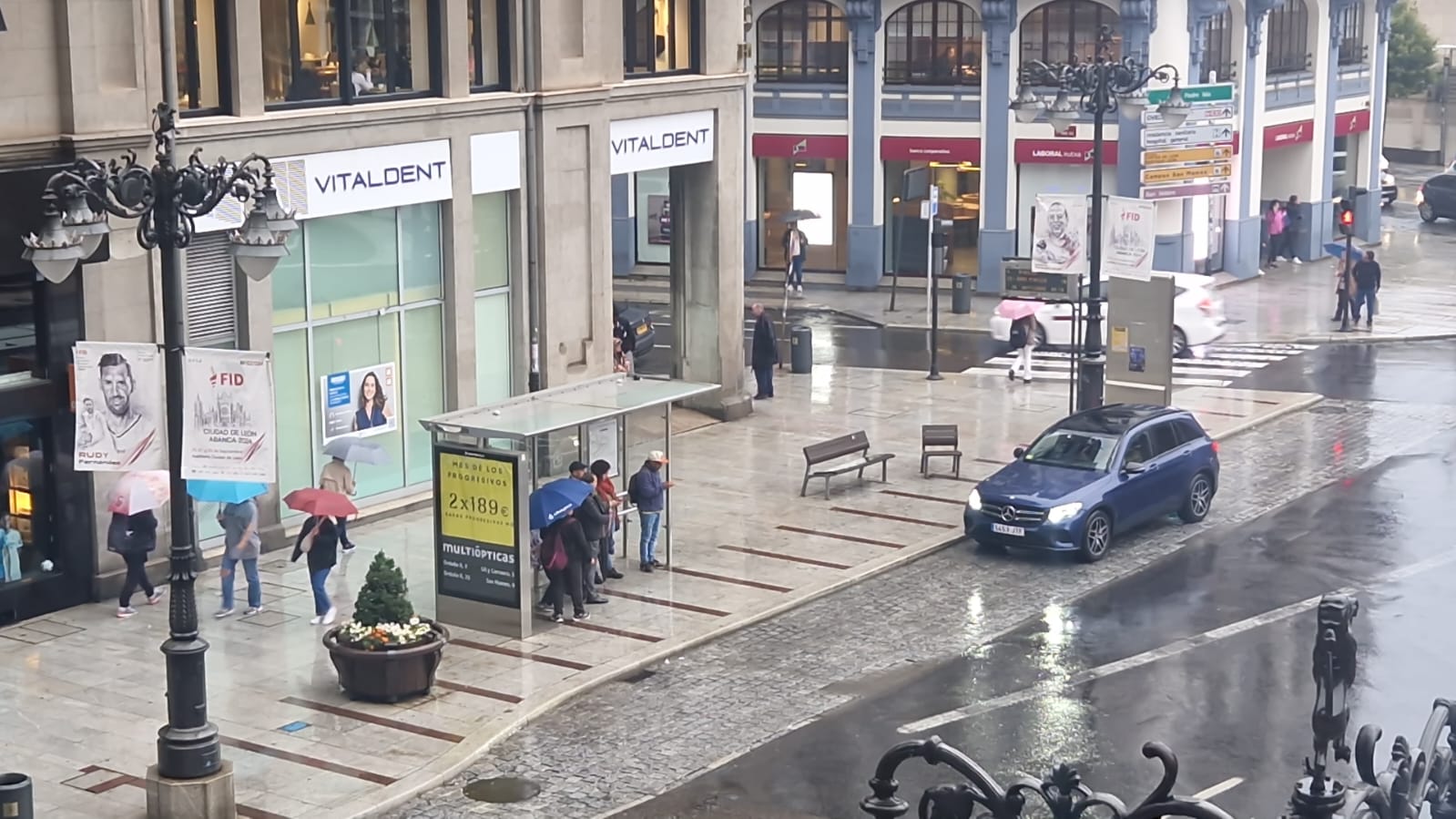 La Plaza de Santo Domingo, bajo la intensa lluvia de la mañana. | LNC