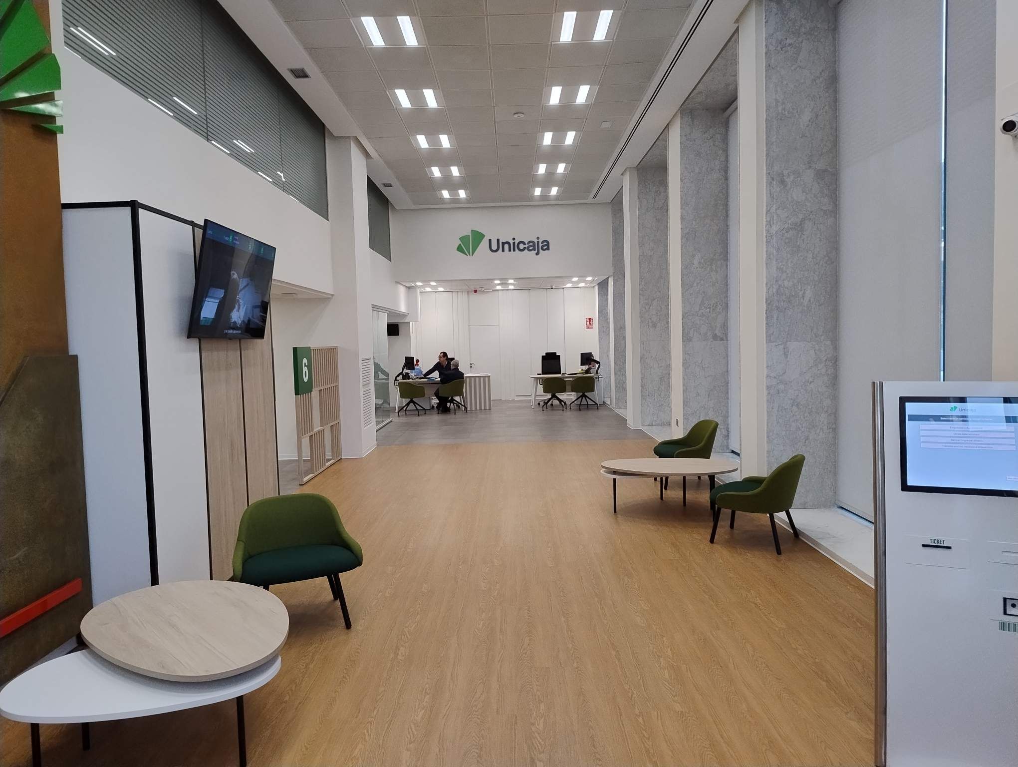 Interior de la oficina de Unicaja situada en la plaza de Santo Domingo. | L.N.C.