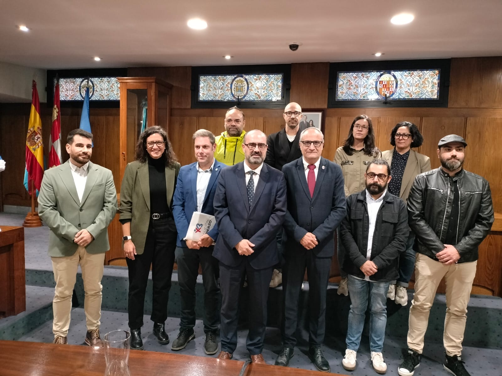 Foto entre los partidos que sacaron adelante la ordenanza y las agrupaciones de comerciantes.