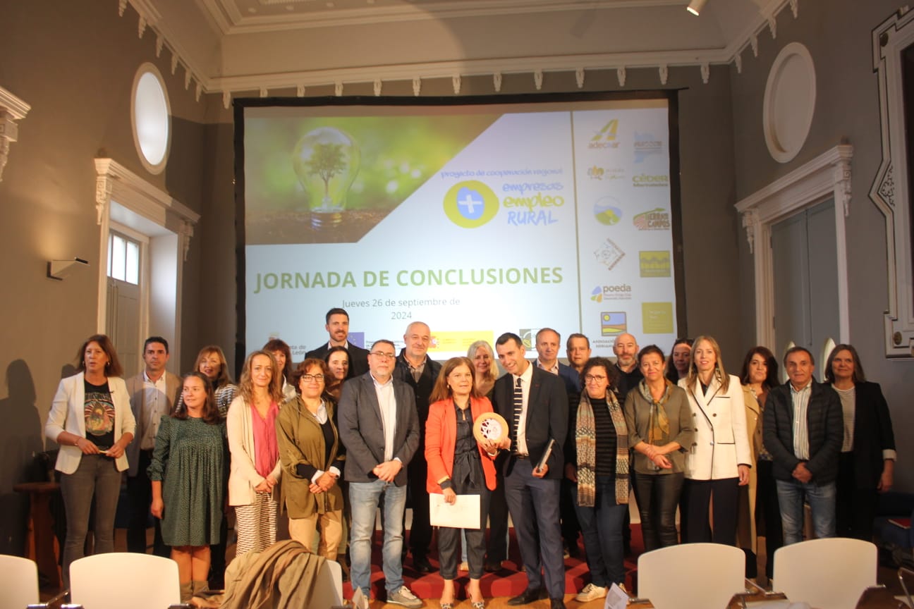 Foto de familia de los diferentes representantes de los GAL que participaron en la jornada. | L.N.C.