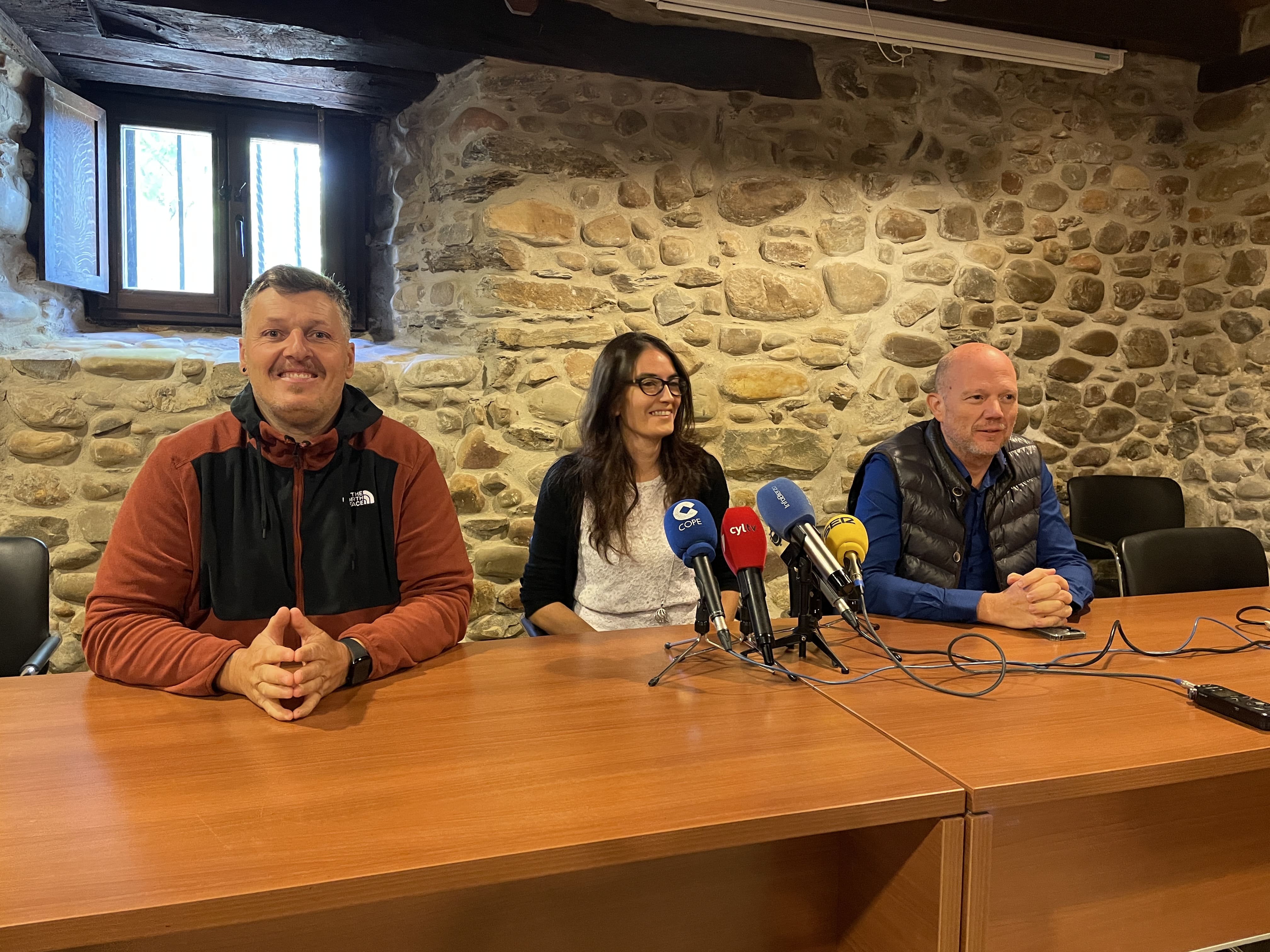 Daniel Franco (i), Lucía Arroyo (centro) y Pablo Linares (d). | JAVIER FERNÁNDEZ