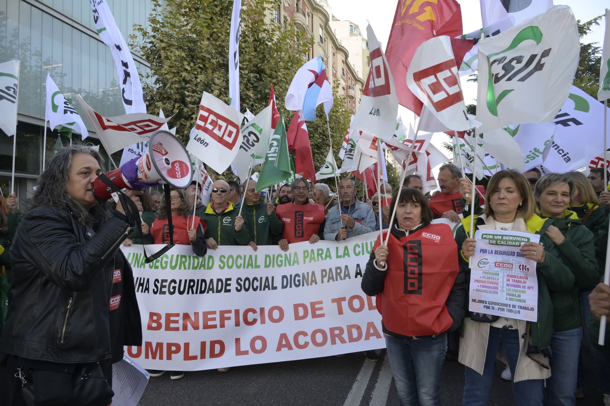 Protesta celebrada este viernes frente a la sede del Instituto Nacional de la Seguridad Social en León. MAURICIO PEÑA