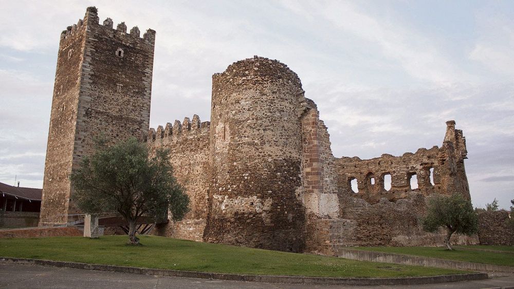 La Torre del Homenaje del castillo de Laguna de Negrillos se convertirá en museo y mirador. | L.N.C.