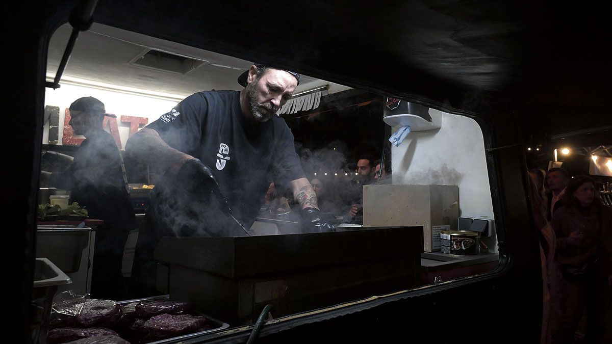 Los ‘food trucks’ empezaron ayer a servir comidas y cenas en su espacio habitual, el jardín de San Francisco. | MAURICIO PEÑA