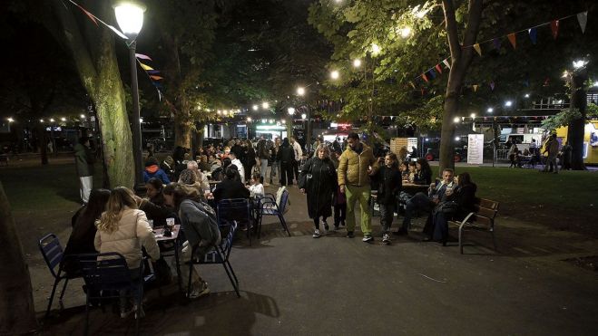 El ambiente del ‘Come y Calle’, indispensable en las fiestas de León. | MAURICIO PEÑA