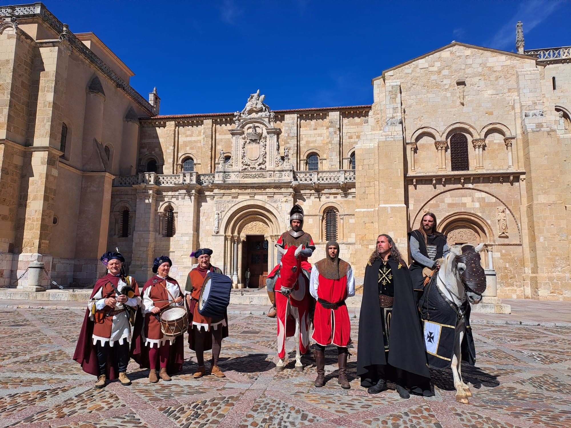   Los heraldos mensajeros en la plaza de San Isidoro. | DAVID IGLESIAS