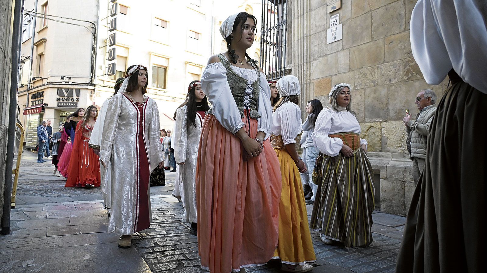 El desfile de doncellas y su entrega al emir fueron ayer protagonistas. | SAÚL ARÉN