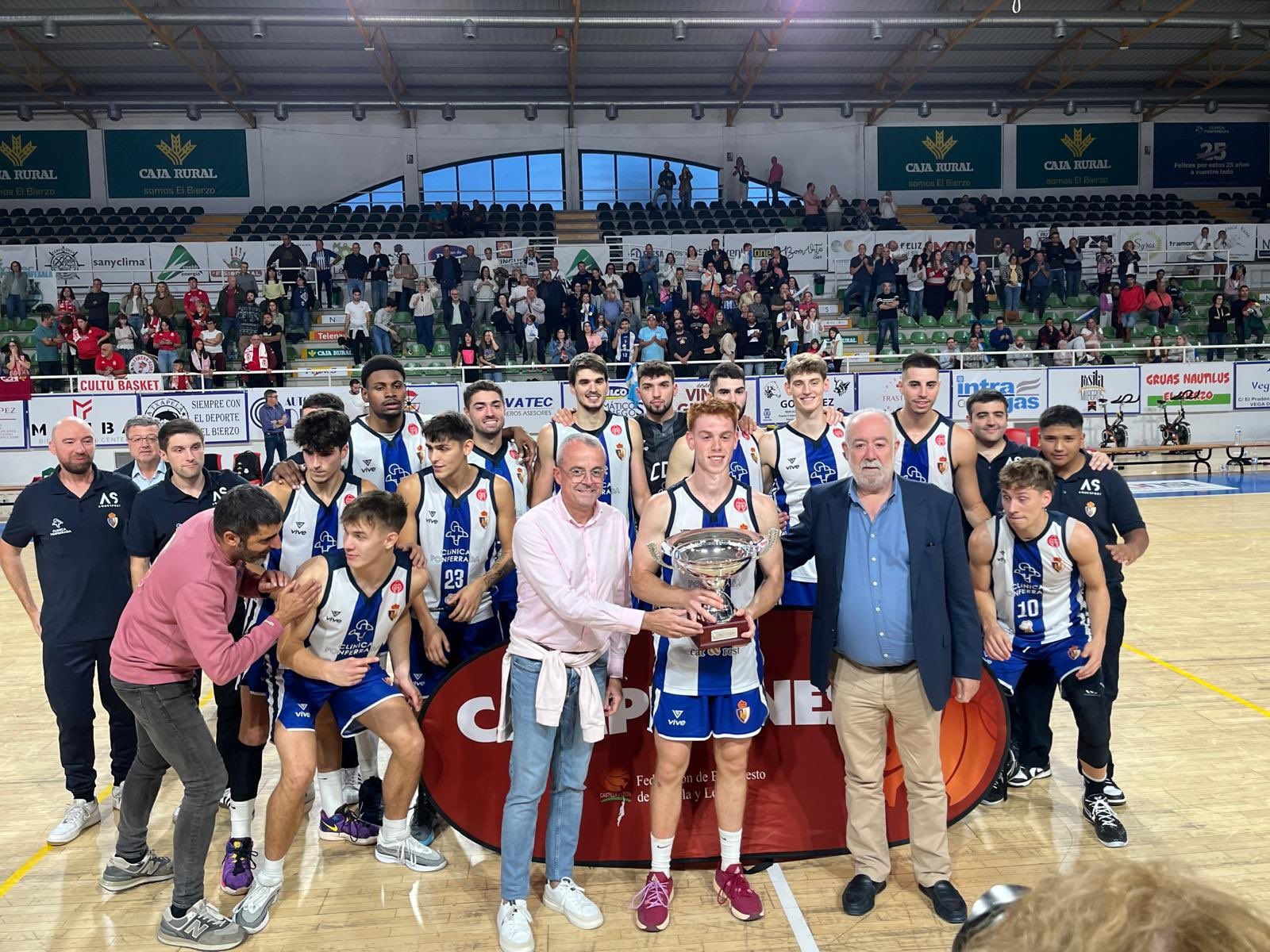 Momento en el que el Clínica Ponferrada recibe el premio de campeón | CPSDP