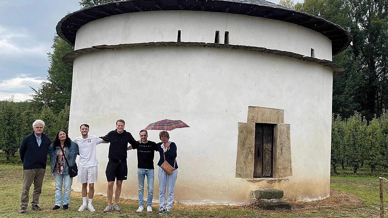 La familia posa ante el palomar, perfectamente restaurado, en Carracedo.