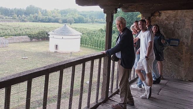 Ruud y Hanneke Loman, con su familia, observando el palomar que restauraron, el más antiguo de León (1769), desde las dependencias del monasterio.