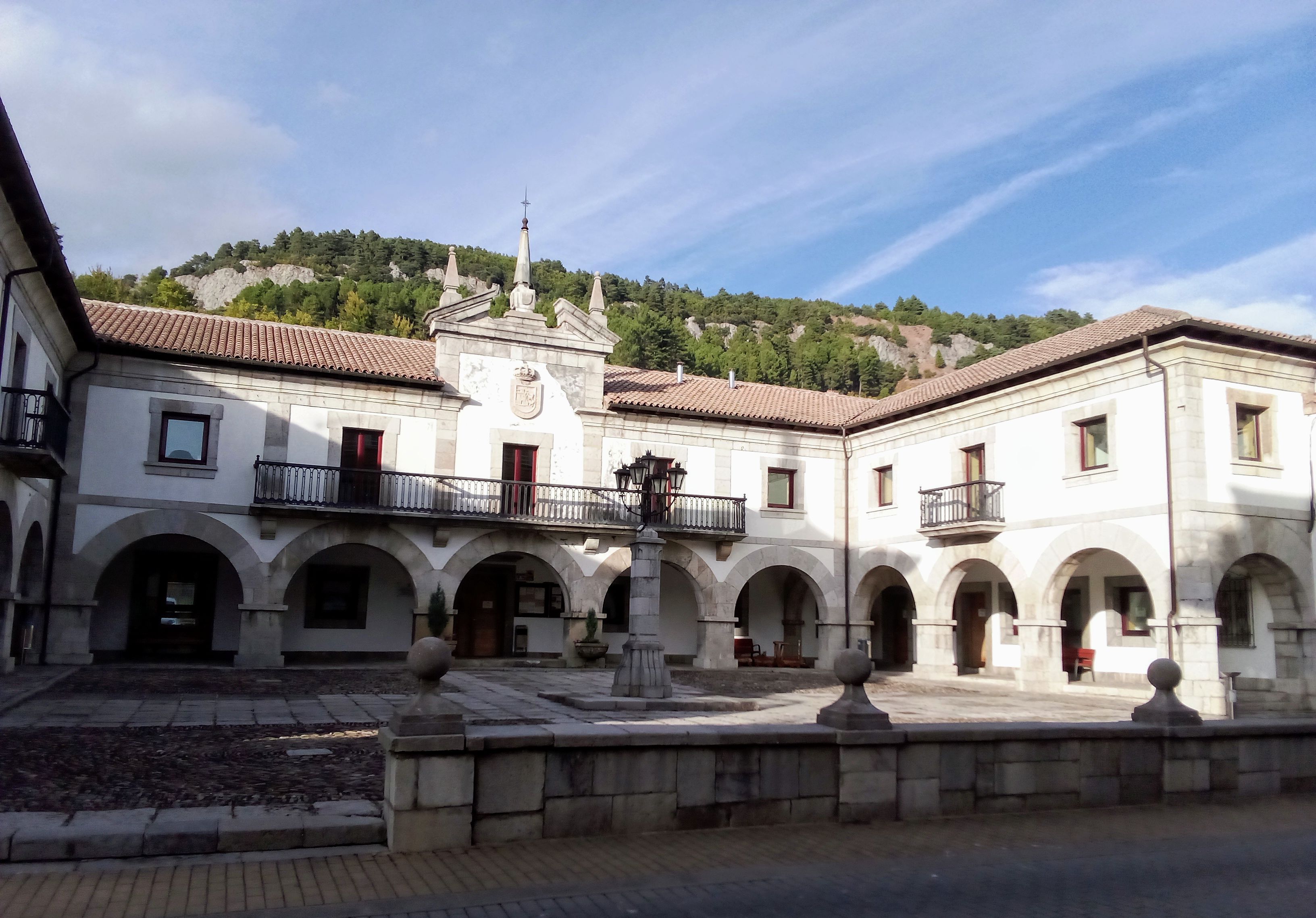 En la imagen, vista de la fachada del Ayuntamiento de La Pola de Gordón en una fotografía de archivo. | E. NIÑO