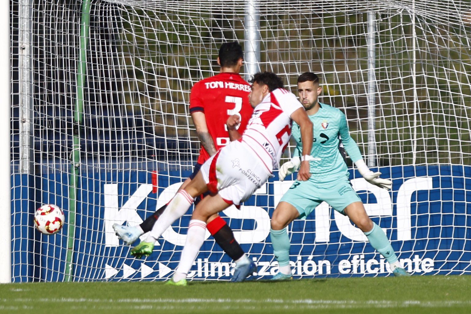 Álex Costa realiza un disparo que terminó en gol frente al Osasuna B.  SDP