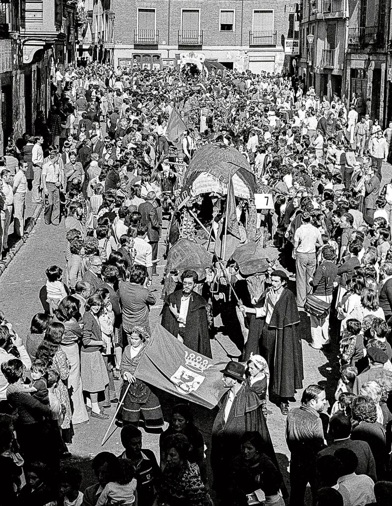 Los carros engalanados siempre han dejado estampas muy curiosas y tradicionales; acompañados por una gran expectación, ya en 1976