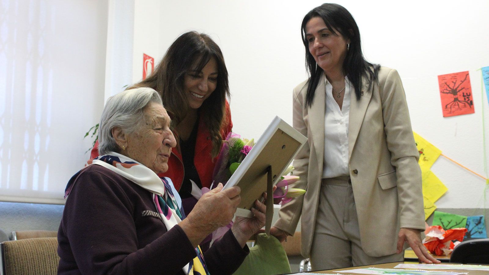 Amelia Crespo fue obsequiada con una placa conmemorativa por parte del Ayuntamiento de San Andrés. | L.N.C.