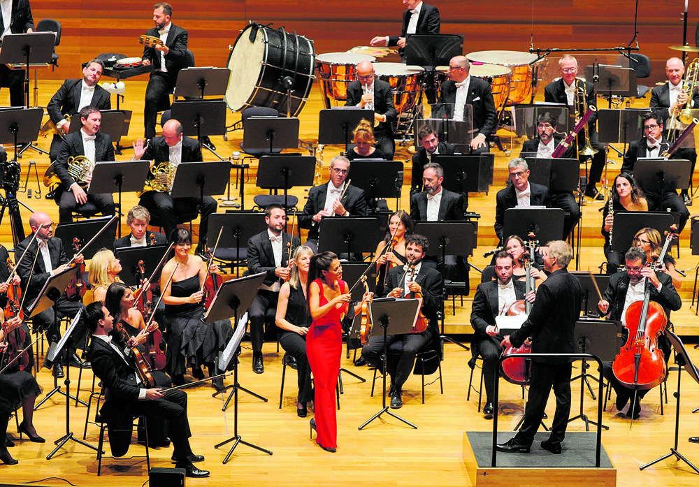 La Orquesta Sinfónica de Castilla y León bajo la dirección de Thierry Fischer y actuando Leticia Moreno de violinista solista clausuran hoy el festival. L.N.C.