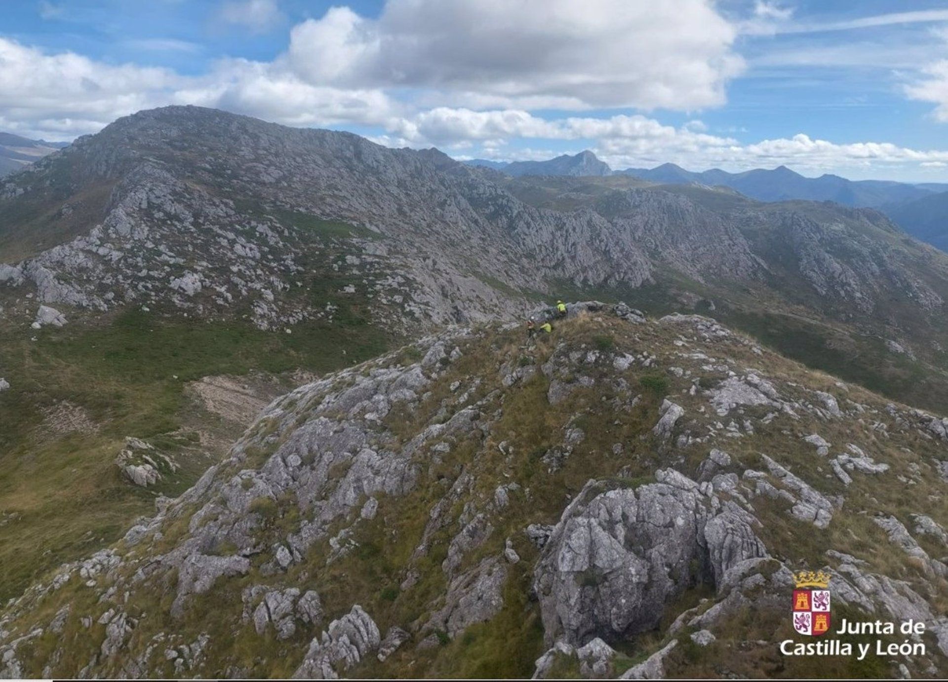 El Grupo de Rescate de la Junta auxilia a un senderista herido en Peña La Calva (León). JUNTA DE CYL