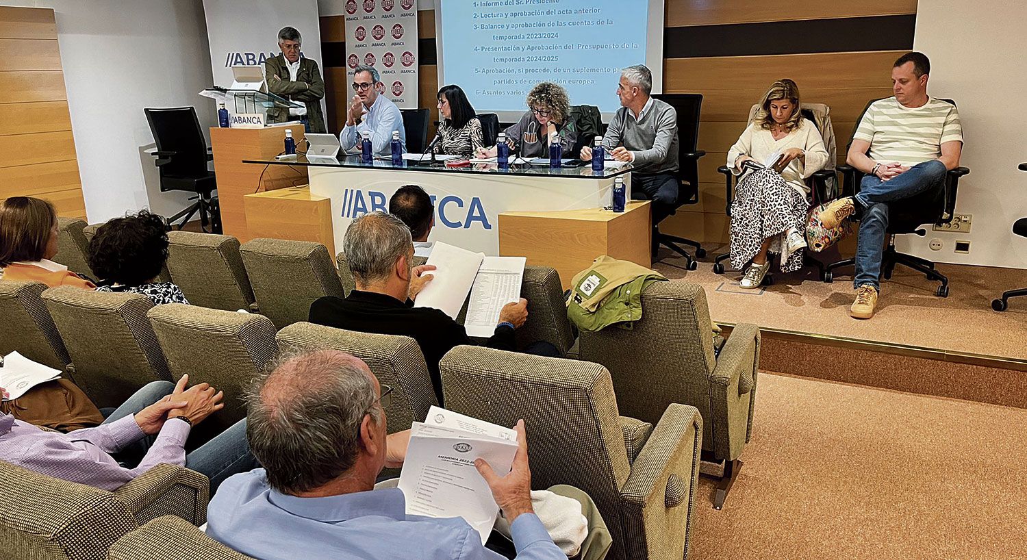 Un instante de la Asamblea celebrada con buena asistencia en la sede de Abanca.  SAÚL ARÉN