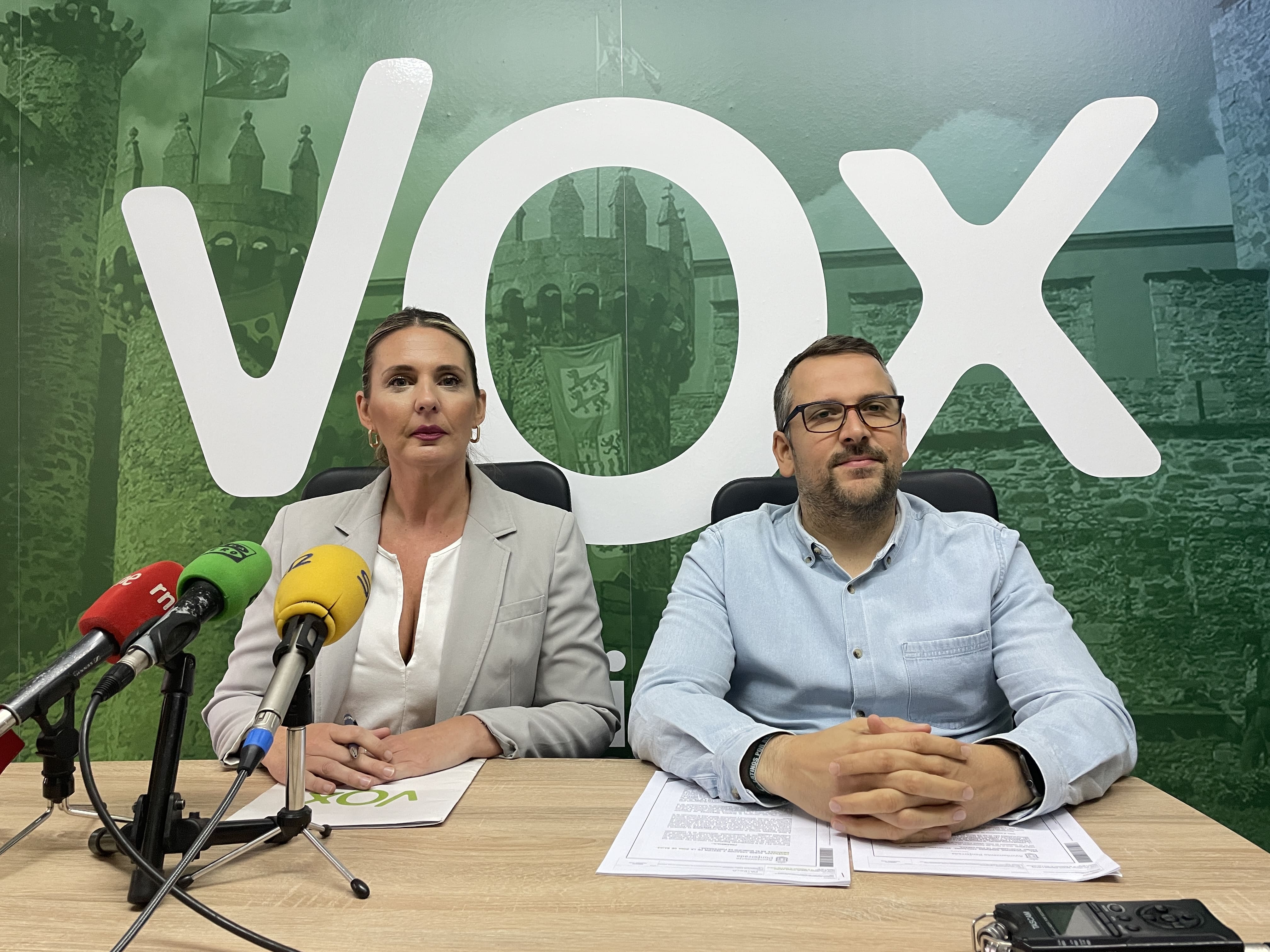 Los concejales de Vox Patricia González y Gerardo González. | JAVIER FERNÁNDEZ