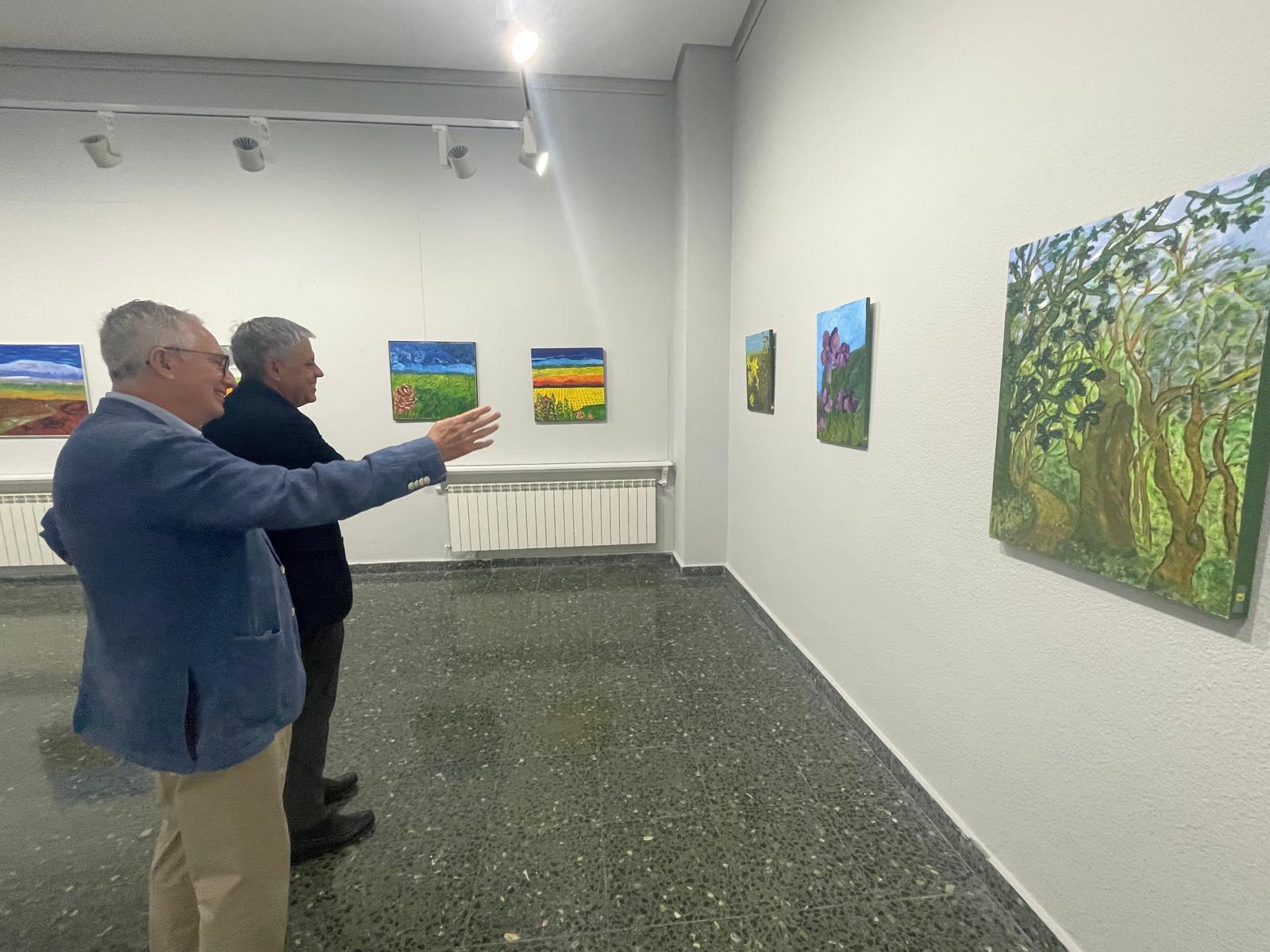 El delegado viendo la exposición en Ponferrada.