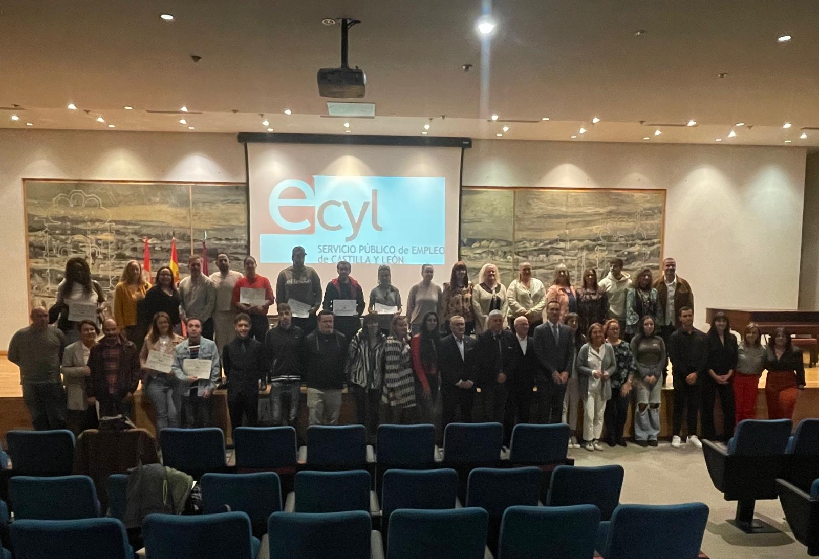 Foto de familia de la entrega de diplomas. | L.N.C.