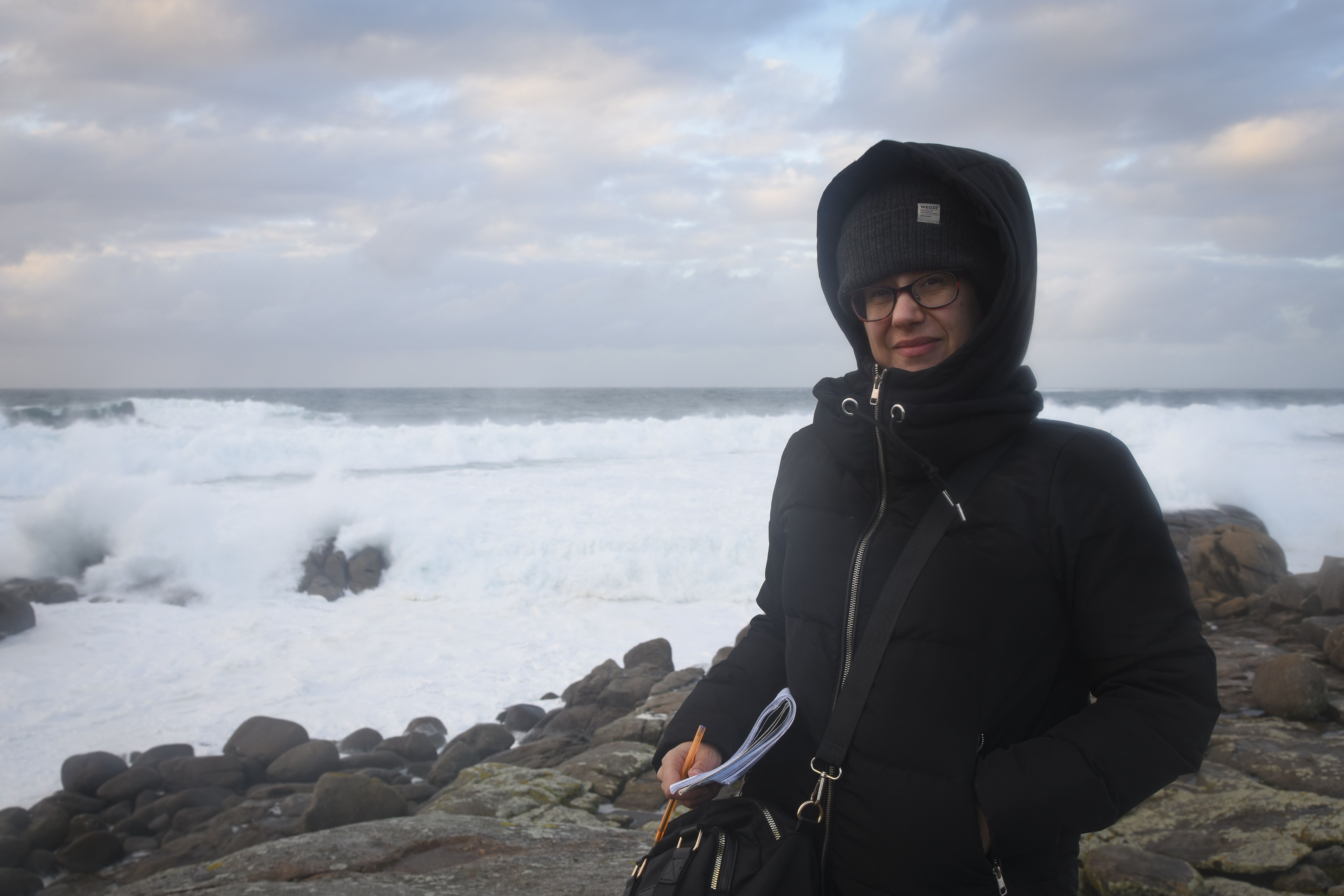 La autora de Laberinto mar en la Costa da Morte. | PABLO J. CASAL