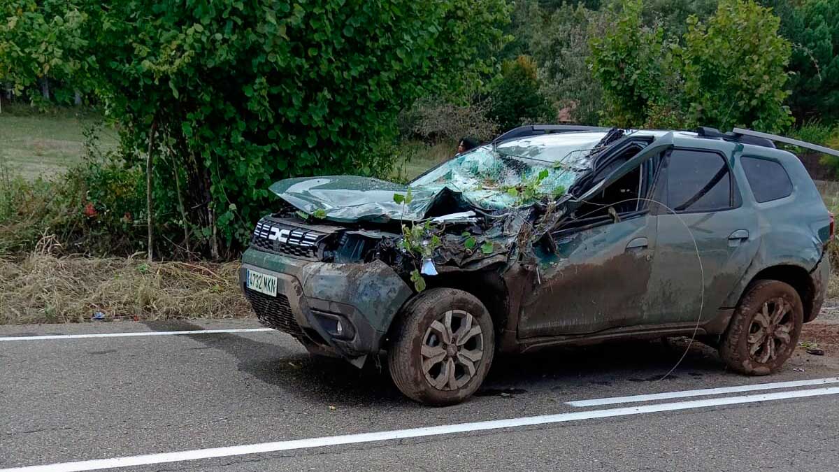 Estado en el que quedó el vehículo tras chocar contra un árbol en Matueca. | L.N.C.