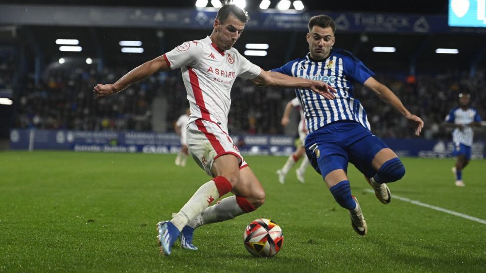 Una jugada entre Calderón y Andoni López en uno de los derbis de la temporada pasada. | SAÚL ARÉN