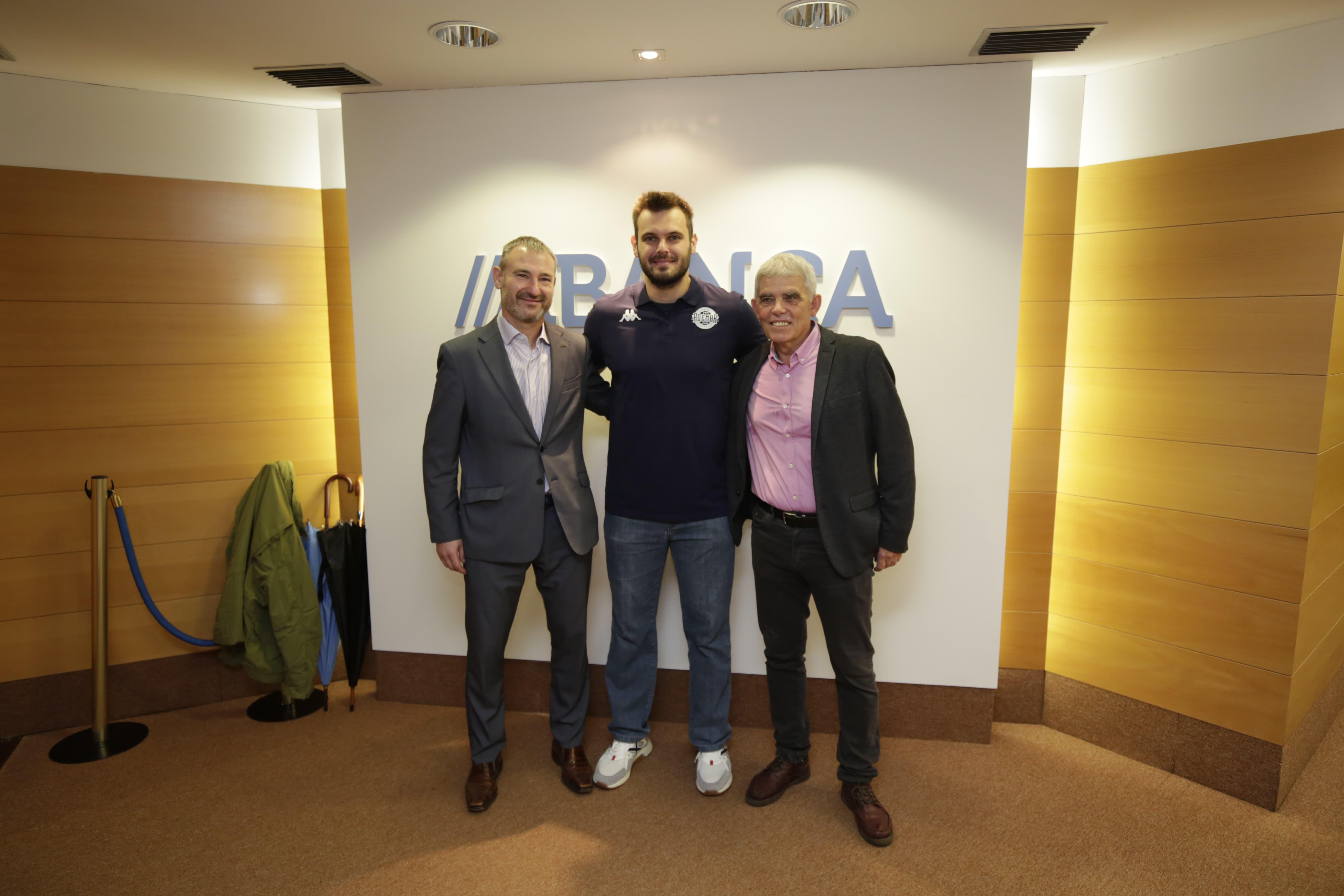 Momento de la presentación de Rodrigo Benites con el Abanca Ademar | SAÚL ARÉN